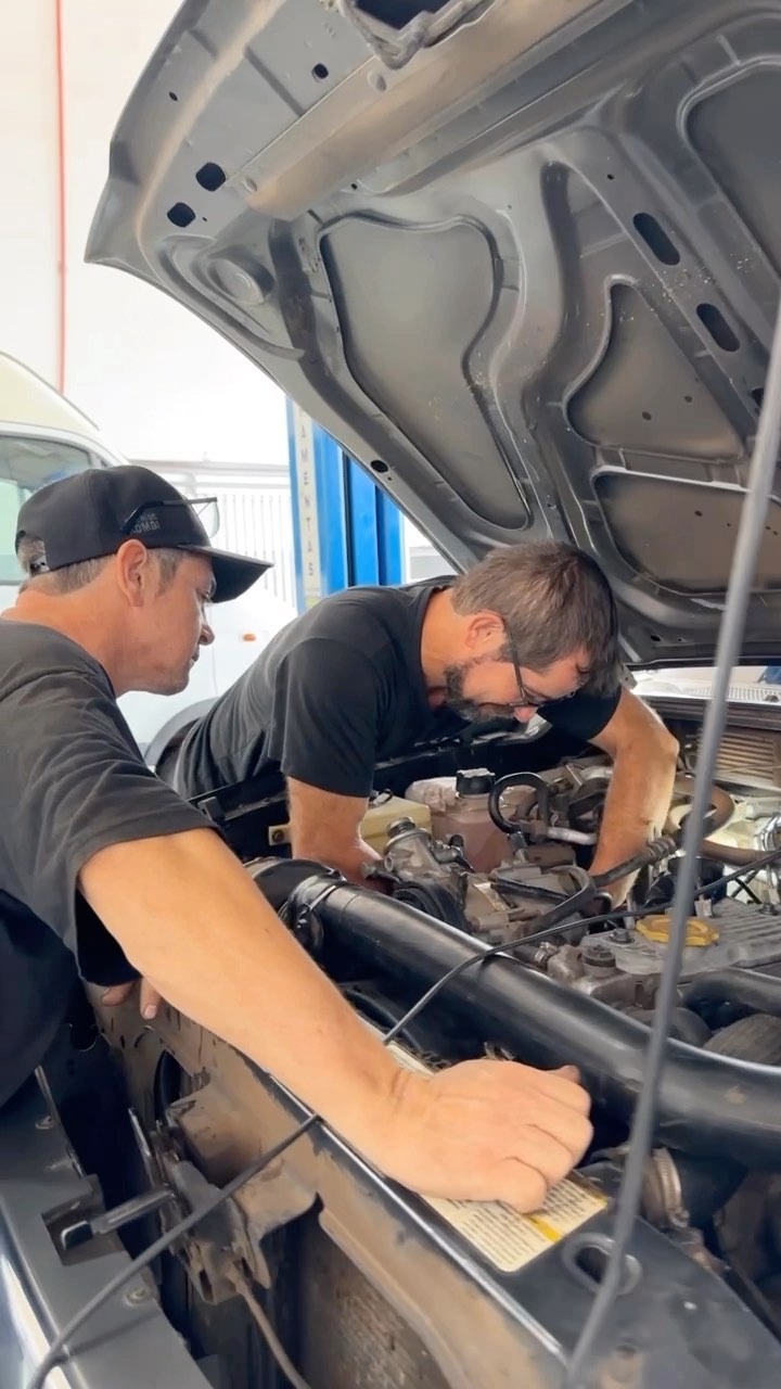 Equipe trabalhando no motor diesel