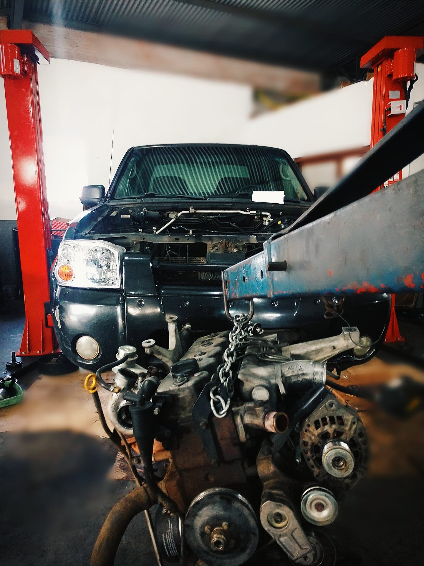 Mecânico trabalhando em injetor diesel